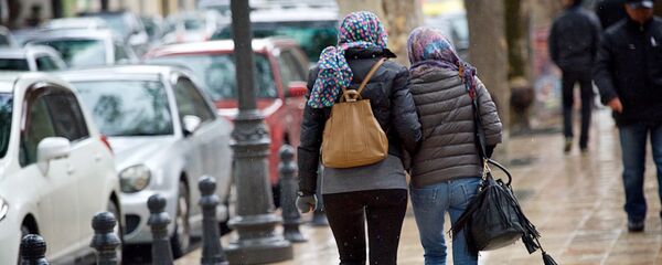 Похолодание в Тбилиси - девушки идут по улице в дождь - Sputnik Грузия