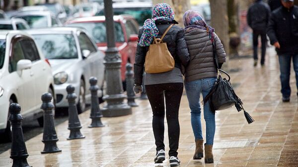 Похолодание в Тбилиси - девушки идут по улице в дождь - Sputnik Грузия