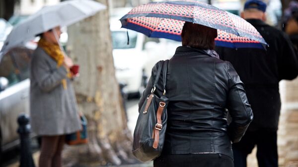 Похолодание в Тбилиси - люди идут по улице в дождь - Sputnik Грузия