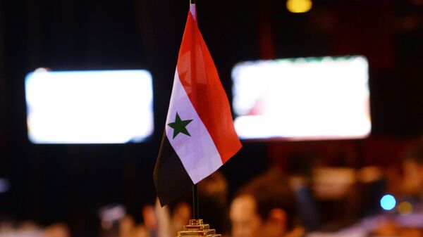 Флаг Сирии в информационном центре для журналистов в Дамаске - Sputnik Грузия