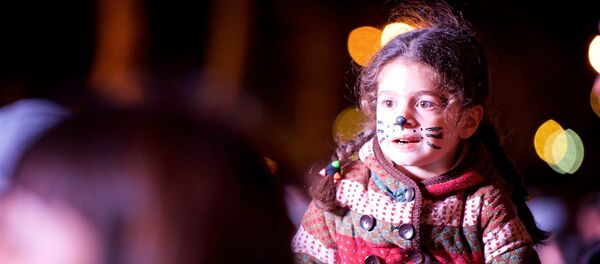 Девочка слушает концерт, сидя на плечах отца - Sputnik Грузия