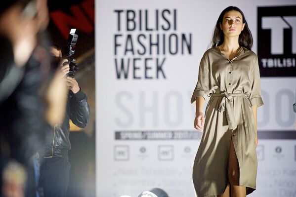 Открытие новой Недели Моды в Тбилиси привлекло внимание многочисленных репортеров и фотографов светской хроники и модных изданий - Sputnik Грузия