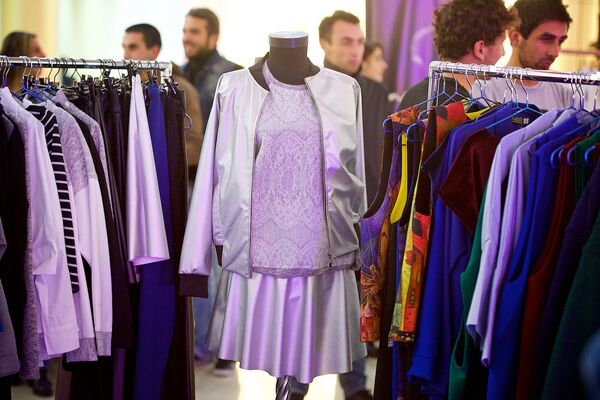 На открытии шоу-рума Tbilisi Fashion Week посетители торгового центра свободно могли приобрести любые понравившиеся им вещи - Sputnik Грузия