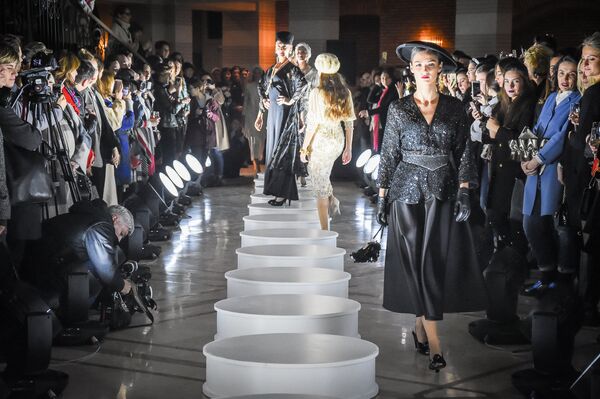 Танцовщицы ансамбля Сухишвили в нарядах основательницы труппы Нино Рамишвили Танцовщицы ансамбля Сухишвили в нарядах основательницы труппы Нино Рамишвили - Sputnik Грузия