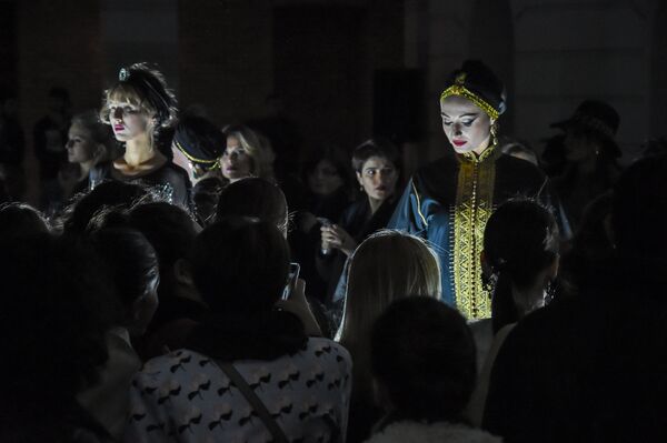 Холл горсовета столицы Грузии на открытии Tbilisi Fashion Week был полон зрителями Холл горсовета столицы Грузии на открытии Tbilisi Fashion Week был полон зрителями - Sputnik Грузия