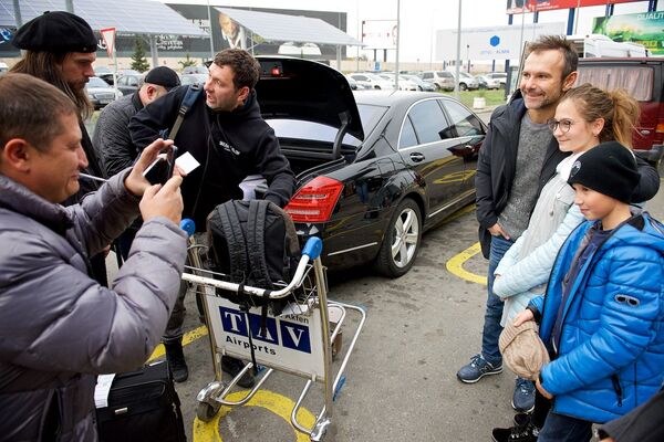 Святослав Вакарчук фотографируется на память с прохожими в тбилисском аэропорту - Sputnik Грузия
