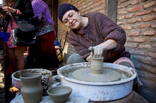 Женщина-гончар за работой - Sputnik Грузия
