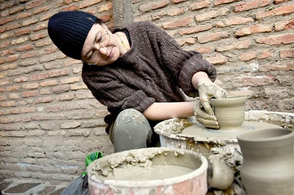 Женщина-гончар за работой - Sputnik Грузия