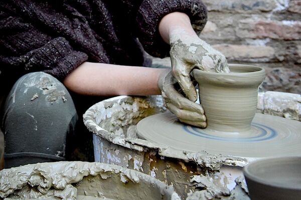 Женщина-гончар за работой - Sputnik Грузия