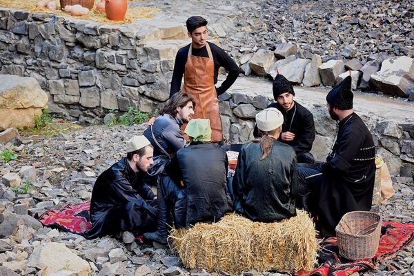 Люди в старинной одежде в историческом центре грузинской столицы - Sputnik Грузия