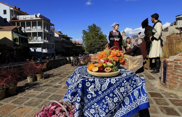В историческом центре Тбилиси - вид из ущелья Легвтахеви на район Абанотубани - Sputnik Грузия