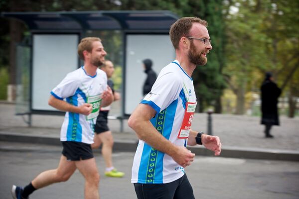 Участникам марафона пришлось преодолеть дистанцию в 21 километр, пробежав по центру Тбилиси - Sputnik Грузия