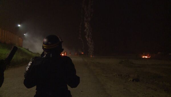 Слезоточивый газ, дым и огонь  –  столкновения полиции и мигрантов в Кале - Sputnik Грузия