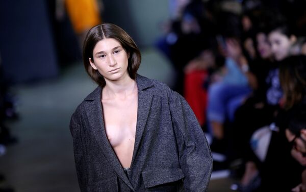 Модель демонстрирует новый наряд от грузинского дизайнера Ани Датукишвили на показе в рамках Tbilisi Fashion Week - Sputnik Грузия