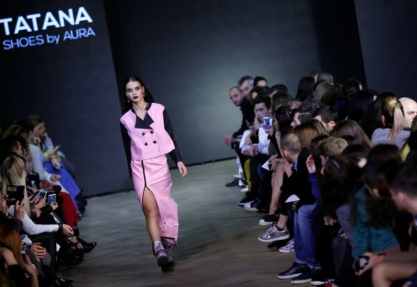 Новая коллекция одежды от грузинского дизайнера Tatana на показе в рамках Tbilisi Fashion Week - Sputnik Грузия