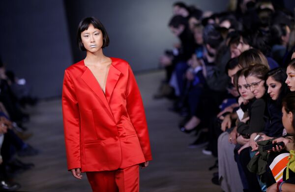 Новая коллекция одежды от грузинского дизайнера Tamanini на показе в рамках Tbilisi Fashion Week - Sputnik Грузия