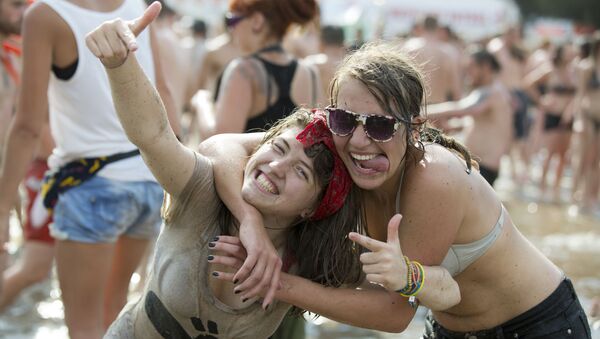 Две девушки позируют фотографу на фестивале Prznek Woodstock на границе Германии и Польши - Sputnik Грузия