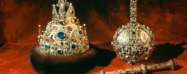 რუსეთის მეფის გვირგვინი, სკიპტრა და „დერჟავა“ (დამზადებულია 1627-1628 წლებში). რუსეთის მეფის გვირგვინი, სკიპტრა და „დერჟავა“ (დამზადებულია 1627-1628 წლებში). - Sputnik საქართველო