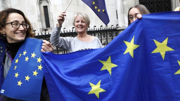 Люди на улицах Лондона с флагами ЕС - Sputnik Грузия