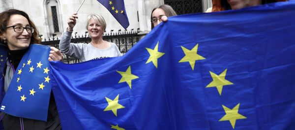 Люди на улицах Лондона с флагами ЕС - Sputnik Грузия
