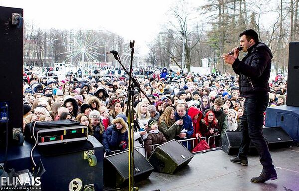 Нико Неман выступает на концерте в присутствии сотен зрителей - Sputnik Грузия