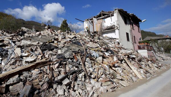 Разрушенное здание в результате землетрясения в Италии - Sputnik Грузия