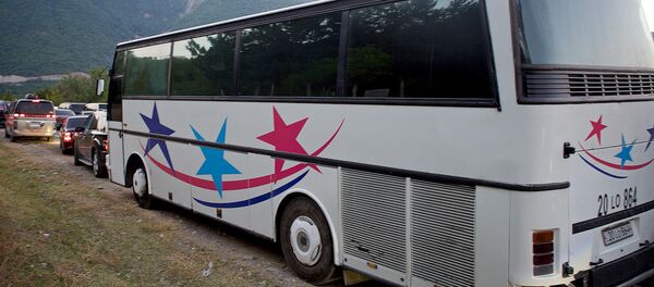 Пассажирский автобус едет по Военно-Грузинской дороге в направлении грузино-российской границы - Sputnik Грузия