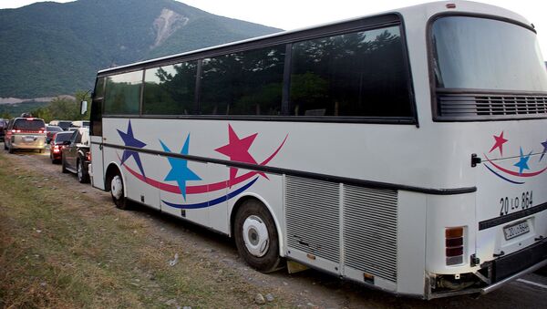 Пассажирский автобус едет по Военно-Грузинской дороге в направлении грузино-российской границы - Sputnik Грузия