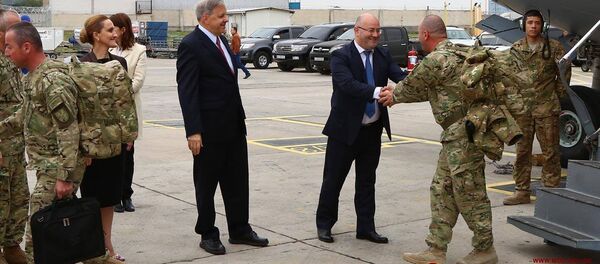 ლევან იზორია და იან კელი ქართველ სამხედროებს დახვდნენ ლევან იზორია და იან კელი ქართველ სამხედროებს დახვდნენ - Sputnik საქართველო