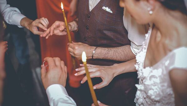 Обряд обмена свадебными кольцами во время церемонии венчания - Sputnik Грузия