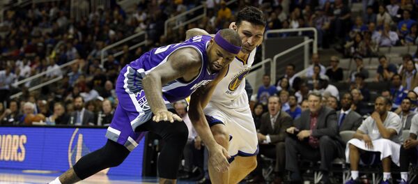 Игрок Golden State Warriors Заза Пачулия (справа) в матче против Sacramento Kings - Sputnik Грузия