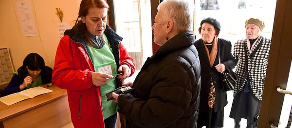 У избирателей проверяют удостоверения на входе на участок - Sputnik Грузия