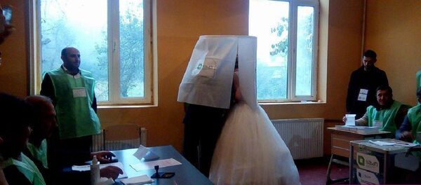 Молодожены на избирательном участке в Аджарии Молодожены на избирательном участке в Аджарии - Sputnik Грузия