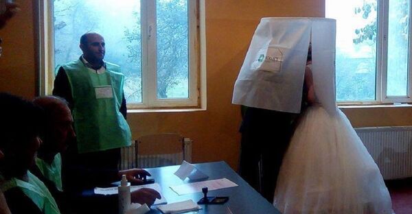 Молодожены на избирательном участке в Аджарии - Sputnik Грузия