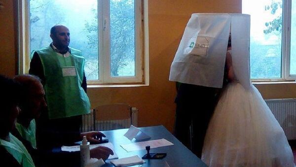 Молодожены на избирательном участке в Аджарии - Sputnik Грузия