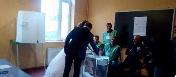 ახალდაქორწინებულები აჭარის საარჩევნო უბანზე ახალდაქორწინებულები აჭარის საარჩევნო უბანზე - Sputnik საქართველო