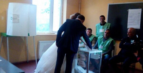 Молодожены на избирательном участке в Аджарии - Sputnik Грузия