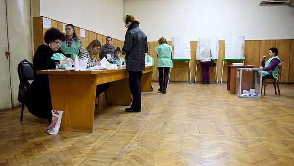 На избирательном участке во время голосования - Sputnik Грузия