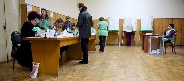 На избирательном участке во время голосования - Sputnik Грузия
