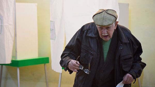 Избиратель на участке во время голосования - Sputnik Грузия