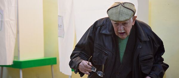 Избиратель на участке во время голосования - Sputnik Грузия