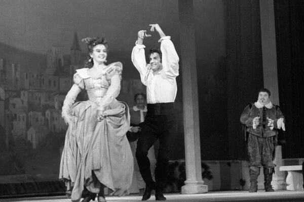 Владимир Зельдин и Валентина Савельева в спектакле - Sputnik Грузия