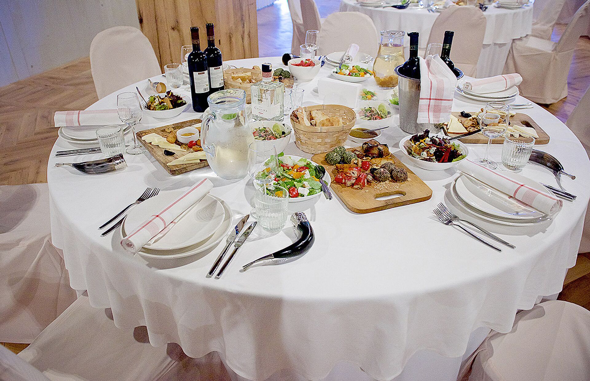 Праздничный стол с грузинскими блюдами и вином - Sputnik საქართველო, 1920, 13.01.2022