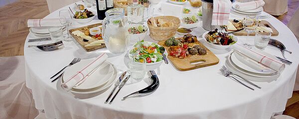 Праздничный стол с грузинскими блюдами и вином - Sputnik Грузия