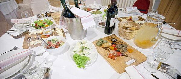 Праздничный стол с грузинскими блюдами и вином - Sputnik Грузия