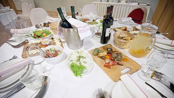 Праздничный стол с грузинскими блюдами и вином - Sputnik Грузия