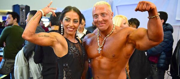 Бодибилдеры развлекали посетителей торгового центра в Тбилиси - Sputnik Грузия