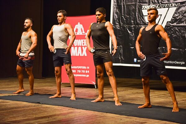 Мужчины-участники впервые в Грузии на соревнованиях по бодибилдингу и фитнесу состязались в категории Лучшие фитнес-модели - Sputnik Грузия