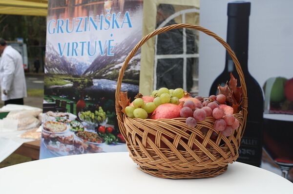Гостям всегда предлагают лучшие фрукты - виноград и гранат - Sputnik Грузия