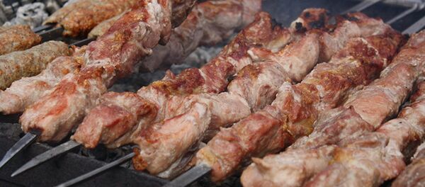 Без настоящего грузинского шашлыка не обходится ни одно застолье Без настоящего грузинского шашлыка не обходится ни одно застолье - Sputnik Грузия